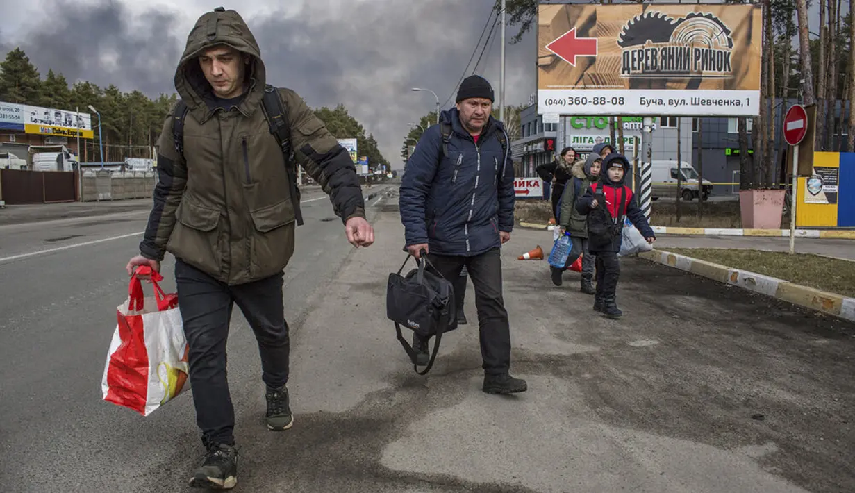 Orang-orang meninggalkan Kota Bucha dekat Kiev, Ukraina, 4 Maret 2022. (AP Photo/Oleksandr Ratushniak)