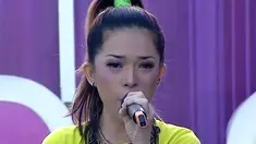 Dewi-Dewi membawakan lagu Pupus dalam acara inBox SCTV (25/04/2014). 