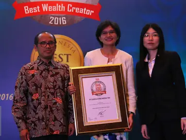 Head of Corporate Communication and Relation Irnawati W. Kahardja (tengah) saat mewakili PT Surya Citra Media Tbk (SCM) menerima penghargaan dalam Asean Best Public Companies SWA 100 di Jakarta, Selasa (9/8). (Liputan6.com/Angga Yuniar)