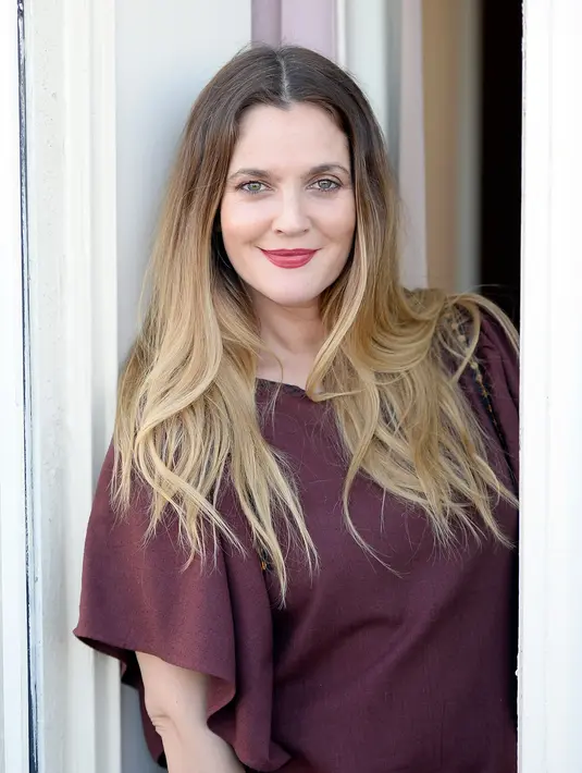 Tak hanya itu saja, Drew Barrymore enggan berlarut dalam kesedihan yang begitu lama. Dirinya tetap menjaga anak-anaknya dan menjalani aktivitas seperti sedia kala tanpa ditemani oleh Will. (AFP/Bintang.com)