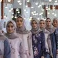 Model membawakan busana karya desainer Intan Kusuma dan Atina Maulia di Akuatik GBK Senayan, Jakarta, Kamis (2/5/2019). Sebanyak 30 koleksi busana hijab dengan nama Vanilla Raya diperagakan menyambut bulan suci Ramadan. (Liputan6.com/Fery Pradolo)