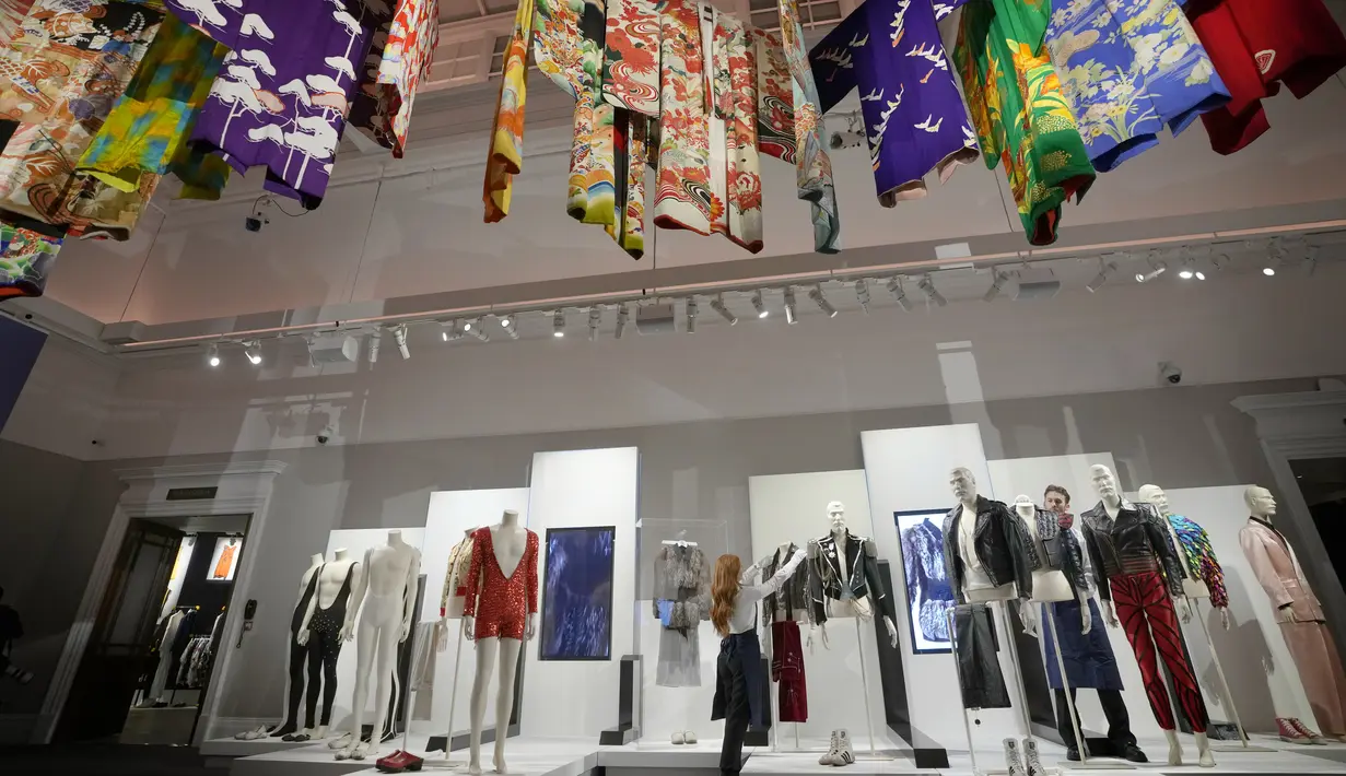 Pameran multi-ruang seluas 16.000 kaki persegi (1.500 meter persegi) ini, yang berlangsung hingga 5 September - hari ulang tahun mendiang penyanyi ini - juga menampilkan berbagai elemen dari koleksi Jepangnya. (AP Photo/Kirsty Wigglesworth)