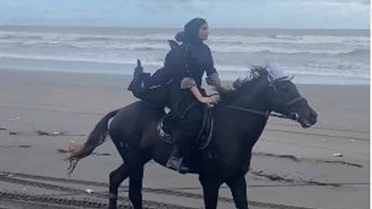 Bak Kesatria Muslimah, Ini Potret Shireen dan Zaskia Sungkar Berkuda di Tepi Pantai