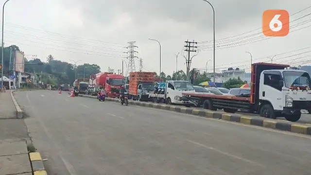 Kepadatan kendaraan di exit tol Parungkuda (Bocimi seksi 3) Kabupaten Sukabumi. (Liputan6.com/Fira Syahrin).