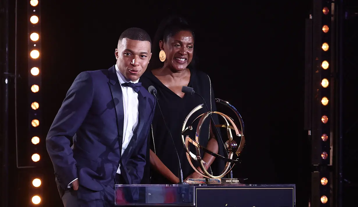 Pemain PSG, Kylian Mbappe (kiri) memberikan sambutan di samping mantan atlet Prancis, Marie-Jose Perec saat mendapatkan penghargaan pemain terbaik Ligue1 Prancis pada acara yang berlangsung di Paris, Prancis, Senin (13/04/2024) waktu setempat. (AFP/Franck Fife)