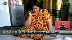 Bayinya meninggal dunia, orangtua Debora meratapi kesedihan sambil melipat baju bayi malang tersebut.