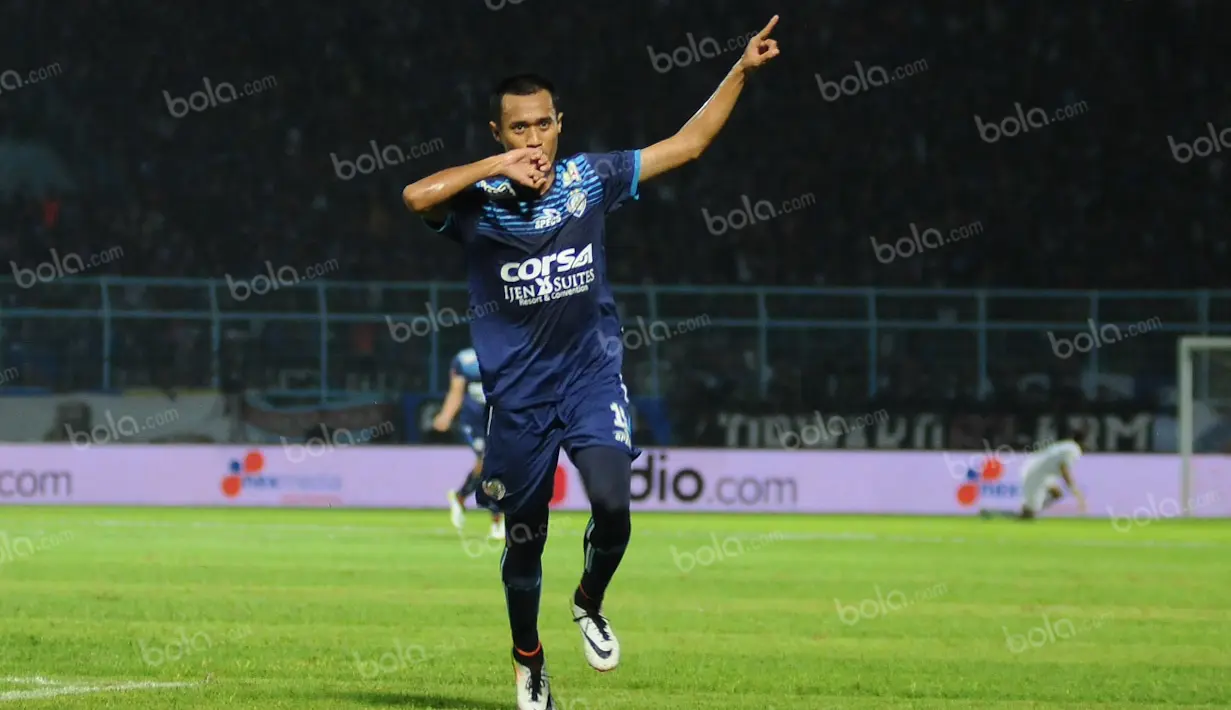 Ekspresi pemain Arema, Sunarto, setelah mencetak gol ke gawang Bhayangkara Surabaya United dalam laga Torabika Soccer Championship 2016 di Stadion Kanjuruhan, Malang, Minggu (15/5/2016). (Bola.com/Iwan Setiawan)