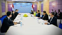 Presiden Joko Widodo atau Jokowi melakukan pertemuan bilateral dengan Presiden Asian Development Bank (ADB) Masatsugu Asakawa disela Konferensi Tingkat Tinggi (KTT) ASEAN di Phnom Penh Kamboja, Kamis, 10 November 2022. (Foto: Biro Pers Sekretariat Presiden).