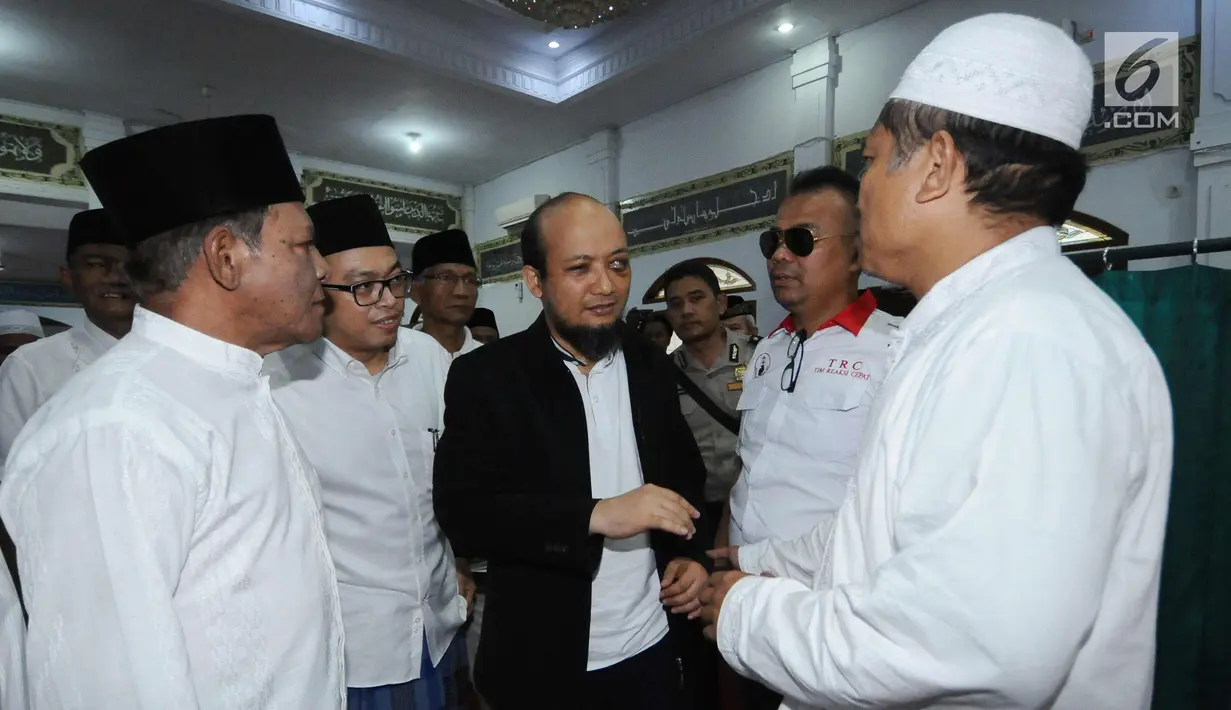 Penyidik KPK, Novel Baswedan (tengah) berbincang jelang melaksanakan salat berjamaah di sekitar kediaman di kawasan Kelapa Gading, Jakarta, Kamis (22/2). Novel kembali dalam proses pemulihan menunggu operasi tahap kedua. (Liputan6.com/Helmi Fithriansyah)