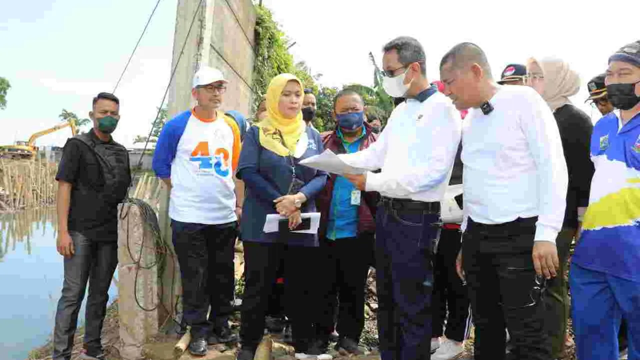 Penjabat (Pj) Gubernur DKI Jakarta, Heru Budi Hartono meninjau kelanjutan pembangunan Tanggul Kali Semanan, Cengkareng, Jakarta Barat