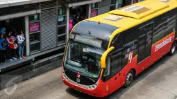 Sejumlah penumpang menunggu bus Transjakarta di Halte Harmoni, Jakarta, Rabu (6/1/2016). Mulai 17 Januari mendatang, penghuni rusunawa bisa gratis naik bus Transjakarta hanya dengan menunjukan KTP sesuai domisili rusun. (Liputan6.com/Faizal Fanani)