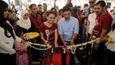 Suasana pembukaan ditandai dengan menggunting pita berukir kembang. (Adrian Putra/Bintang.com)