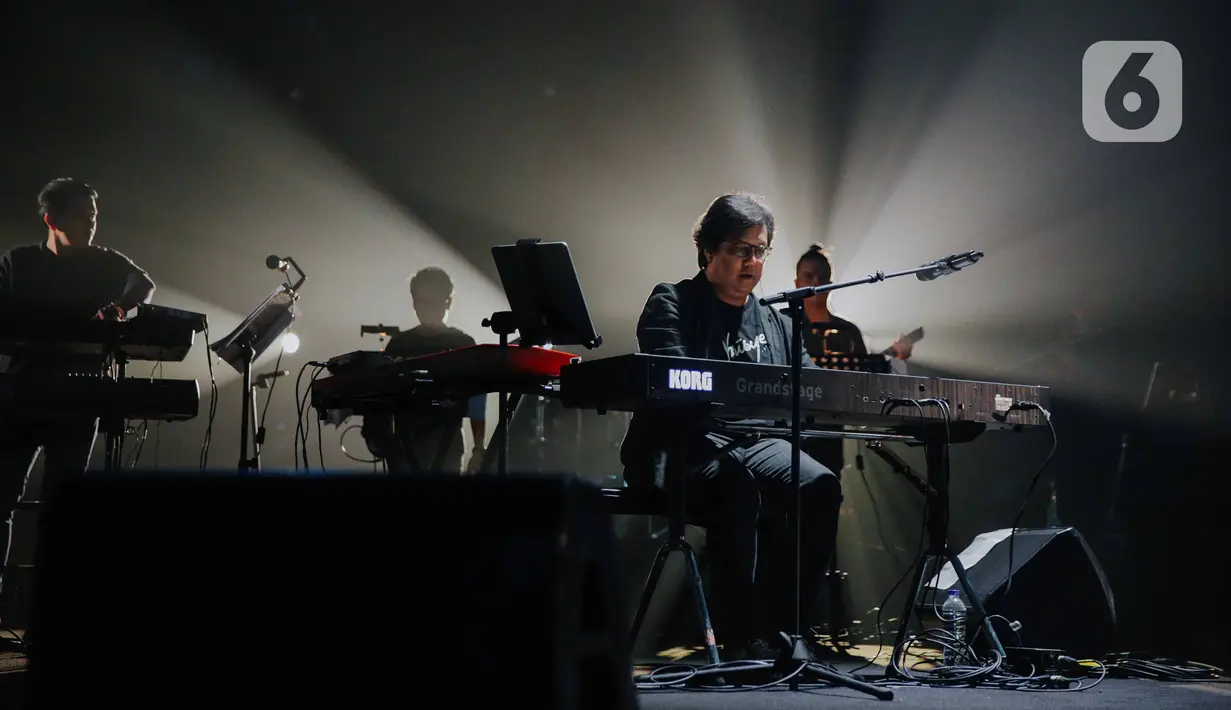 Penampilan Erwin Gutawa saat membawakan lagu Chrisye Live dalam Java Jazz Festival 2020 di JIExpo Kemayoran, Jakarta, Jumat (28/2/2020). Erwin Gutawa membawakan sejumlah lagu hits milik almarhum Chrisye seperti Juwita, Anak Sekolah, dan Hip Hip Hura. (Liputan6.com/Faizal Fanani)