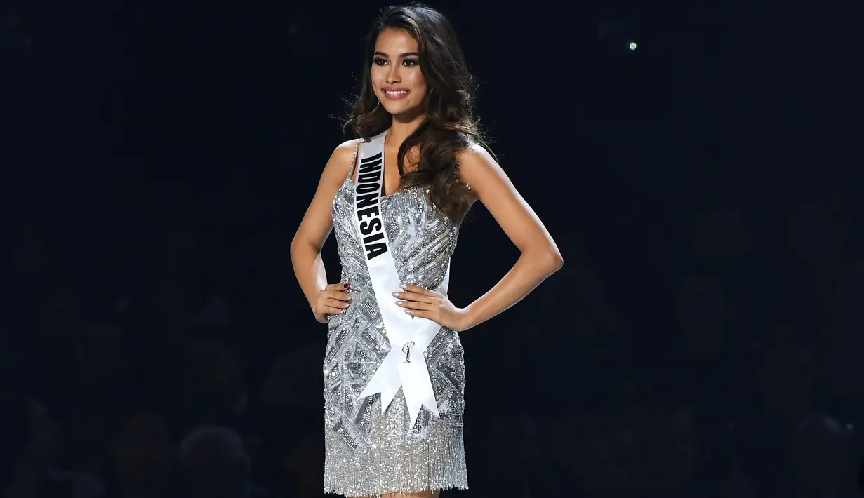 Penampilan Miss Indonesia, Frederika Alexis Cull di atas panggung kontes Miss Universe 2019 di Tyler Perry Studios, Atlanta, Minggu (8/12/2019). Frederika mencetak sejarah baru untuk Indonesia dengan menembus babak 10 besar Miss Universe 2019. (VALERIE MACON / AFP)