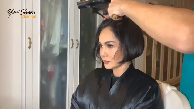Momen Yuni Shara potong rambut di rumah