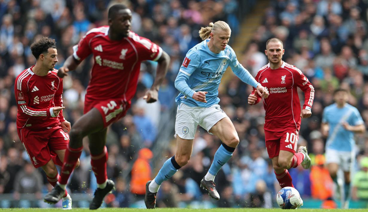 Dengan tiga golnya ke gawang Liverpool, Haaland terpilih menjadi man of the match pertandingan ini karena Sang striker dinilai jadi pembeda di laga ini. (AFP/Darren Staples)