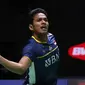 Pebulu tangkis tunggal putra Indonesia, Chico Aura Dwi Wardoyo saat menghadapi tunggal putra Singapura, Loh Kean Yew pada laga babak 32 besar Kejuaraan bulu tangkis Indonesia Open 2023 di Istora Senayan, Jakarta, Rabu (14/6/2023). Chico Aura Dwi Wardoyo kalah dua game langsung 15-21, 21-23. (Bola.com/Bagaskara Lazuardi)