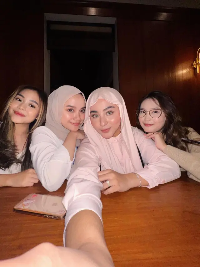 7 Pesona Margin Wieheerm yang Kini Tampil Berhijab Usai Umroh, Banjir Pujian