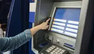 Ilustrasi ATM, mengambil uang di ATM. (Foto by Freepik)