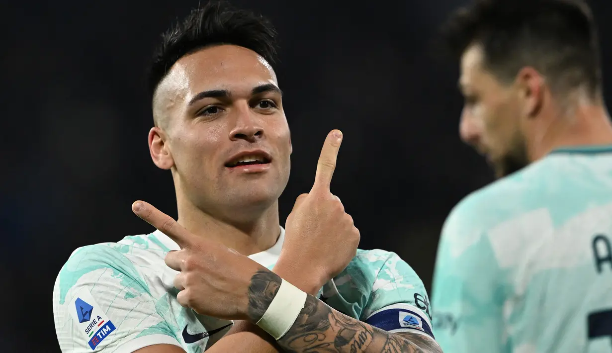 Selebrasi striker Inter Milan, Lautaro Martinez setelah menjebol gawang Cremonese pada laga Liga Italia 2022/2023 di Giovanni Zini stadium, Cremona (28/1/2023). Lautaro Martinez yang didatangkan Inter Milan pada awal musim 2018/2019 sementara menempati posisi kedua dalam barisan top skor Liga Italia musim 2022/2023 dengan torehan 14 gol dan 4 assist dari total 27 laga. (AFP/Miguel Medina)