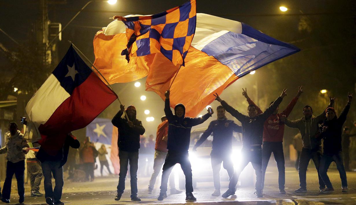 Suporter Cile merayakan kemenangan timnasnya di jalanan kota Santiago, Cile. (Reuters/Ueslei Marcelino)