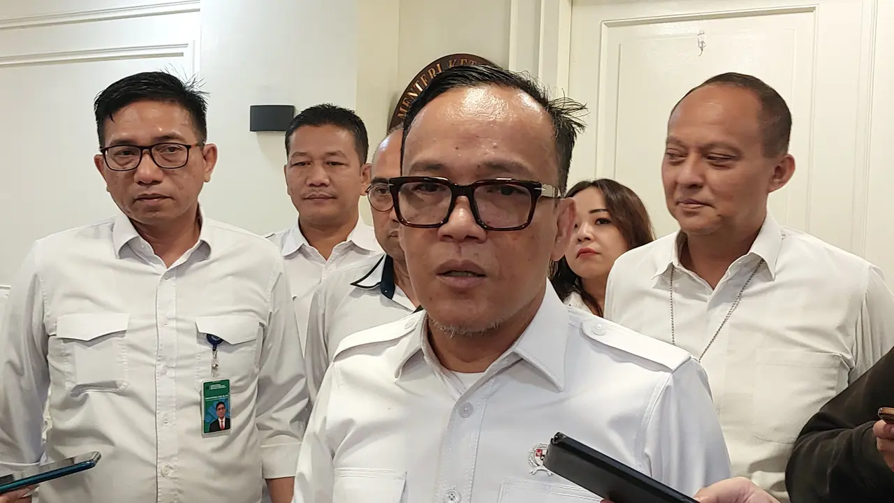 Wakil Menteri Ketenagakerjaan, Immanuel Ebenezer Gerungan di Kantor Kemnaker, Jakarta, Senin (19/5/2025). (Arief/Liputan6.com)