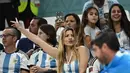 Seorang fans wanita Argentina bersorak di tribun sebelum pertandingan semifinal Piala Dunia Qatar 2022 antara Argentina dan Kroasia di Stadion Lusail di Lusail, utara Doha, Rabu (14/12/2022). (AFP/Jewel Samad)