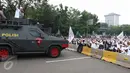 Penceramah menyampaikan khotbah di atas mobil barakuda di Jalan Merdeka Barat, Jakarta, Jumat (4/11). Massa aksi damai 4 November terlihat mendengarkan khotbah salat Jumat yang digelar di atas aspal. (Liputan6.com/Faizal Fanani)