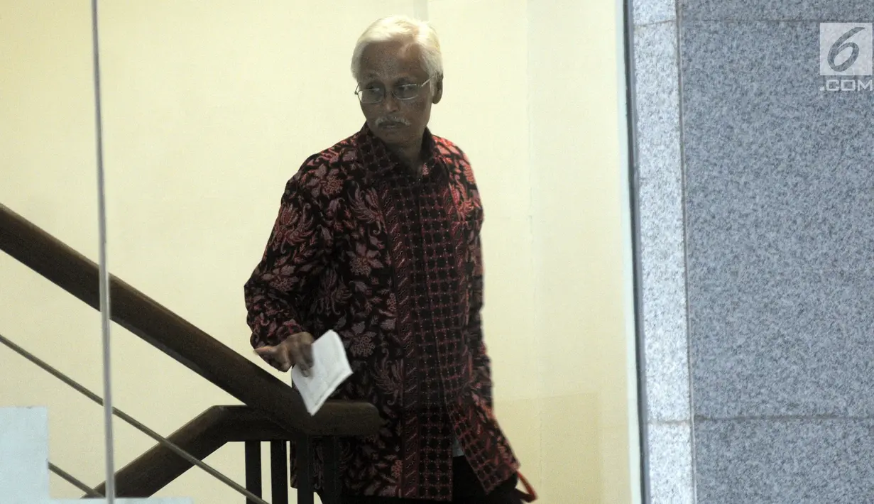 Direktur Keuangan PLN, Sarwono Sudarto menuju ruang pemeriksaan di Gedung KPK, Jakarta, Selasa (30/4/2019). Sarwono Sudarto diperiksa sebagai saksi dalam kasus suap dugaan pembangunan PLTU Riau-1 yang menyeret Direktur Utama nonaktif PT PLN Sofyan Basir. (merdeka.com/Dwi Narwoko)