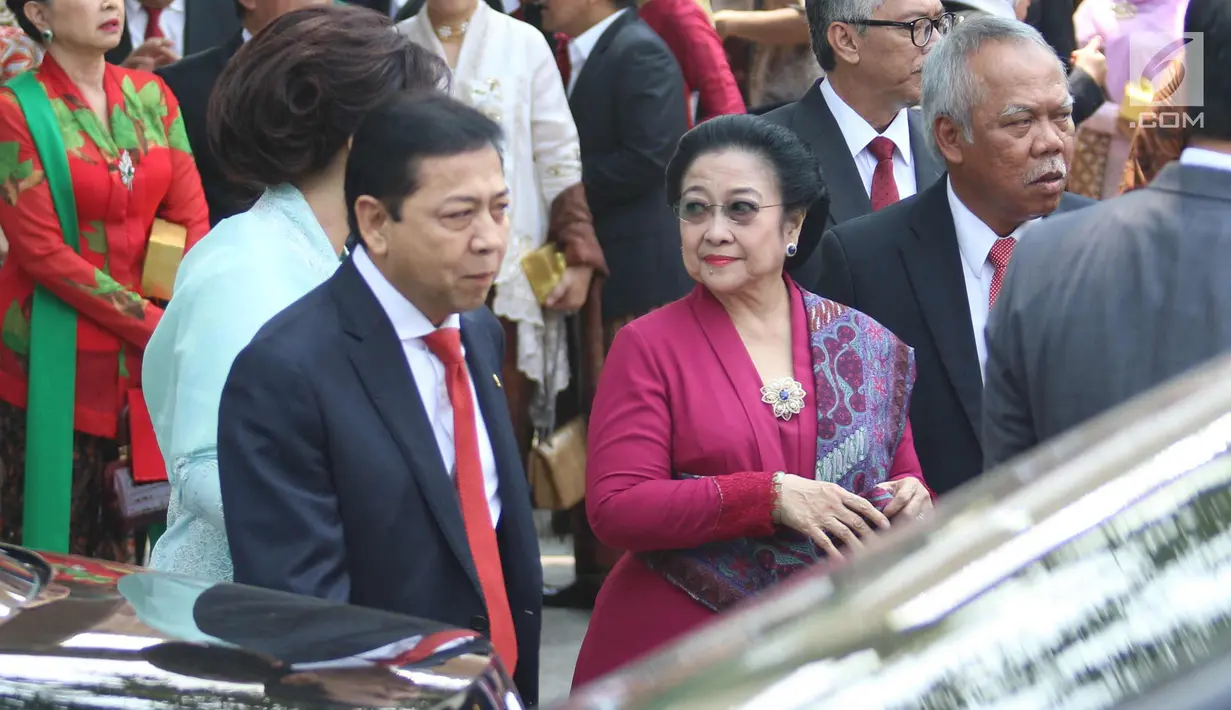 Presiden ke-5 RI Megawati Soekarno Putri saat menghadiri prosesi pernikahan Kahiyang Ayu-Bobby Nasution di Graha Saba, Surakarta, Rabu (8/11). Megawati mengenakan kebaya berwarna merah. (Liputan6.com/ Angga Yuniar)