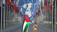 Seorang bocah memegang bendera Palestina. (theusindependent.com)