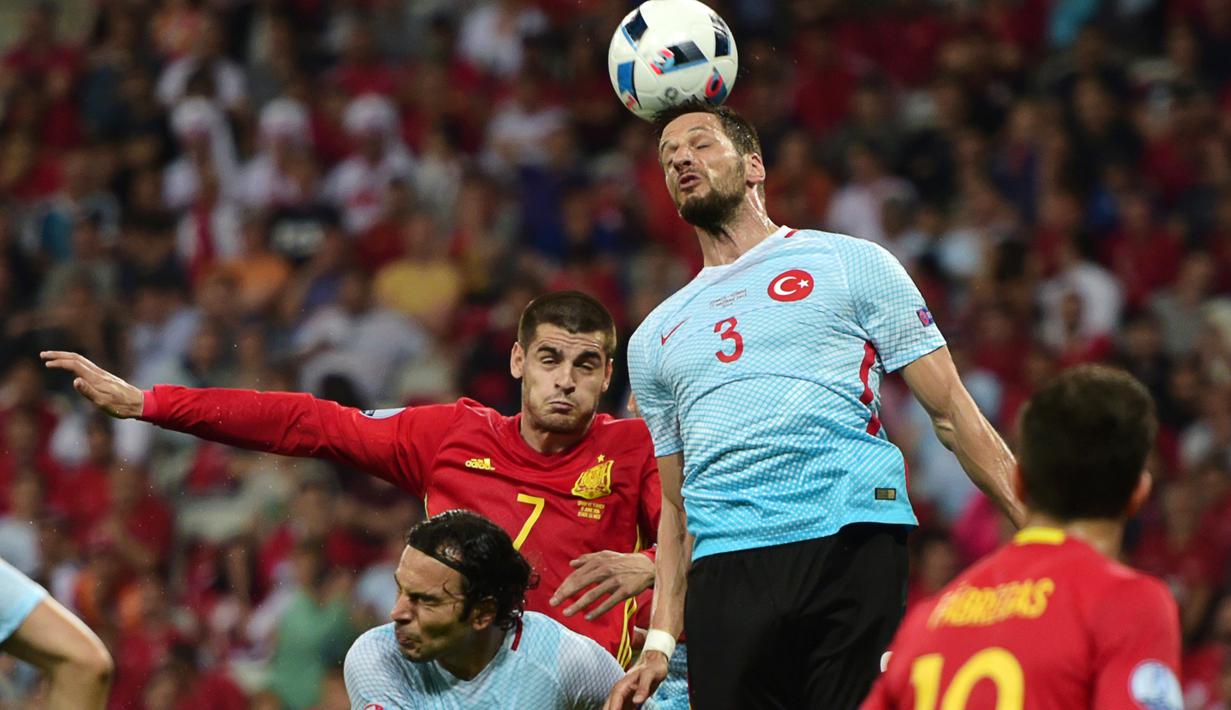 Duel antara pemain Spanyol dan Turki pada laga Grup D Piala Eropa 2016 di Allianz Riviera, Nice, Sabtu (18/6/2016) dini hari WIB. (AFP/Bulent Kilic)
