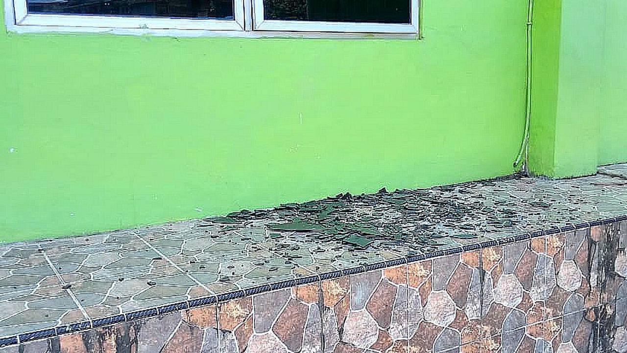 Kaca jendela Kantor MPU Simeulue cerah akibat gempa (Sumber: BPBD Simeulue)