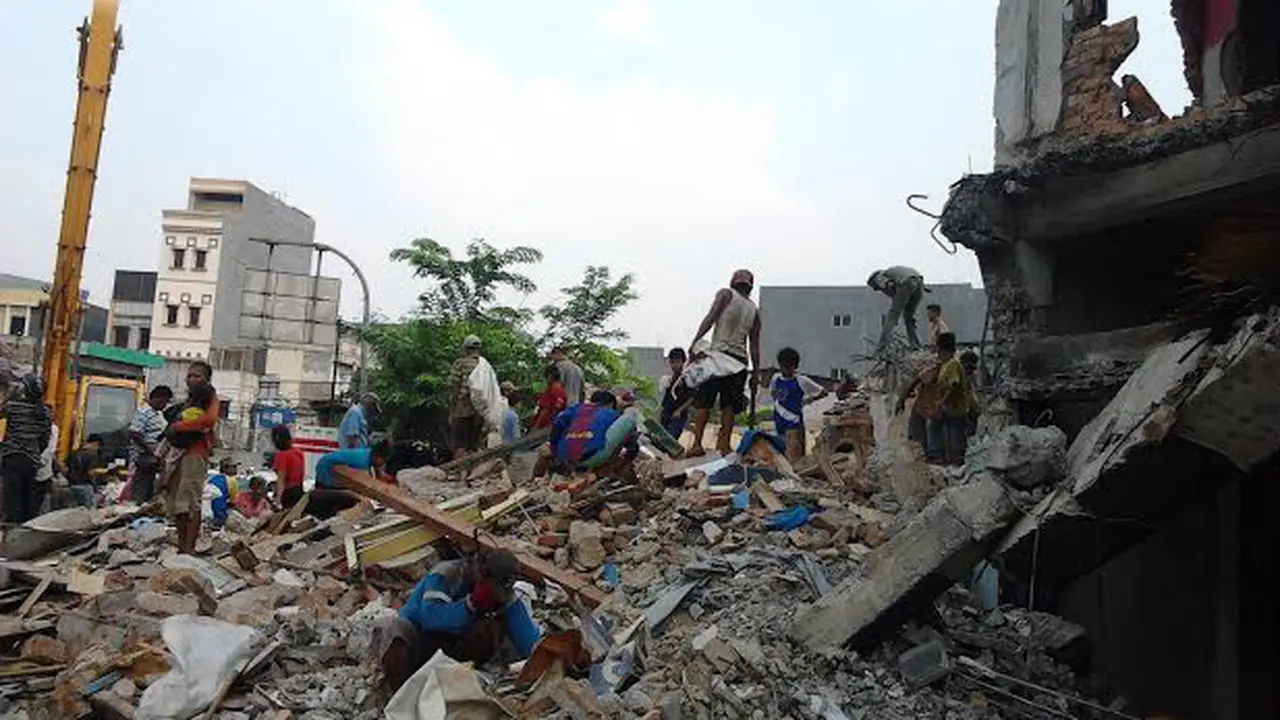 Pemulung Serbu Lokasi Pembongkaran Toko di Jatinegara