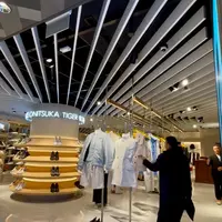 Intip koleksi terlengkap sepatu Onitsuka Tiger di Singapura. [FIMELA/Hilda Irach].