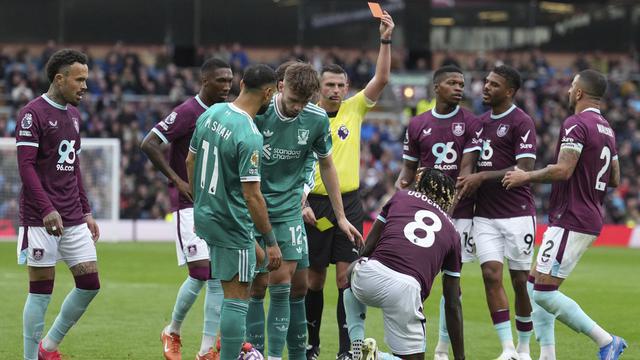 Wasit memberikan kartu merah pada Lesley Ugochukwu di laga Burnley vs Liverpool di Turf Moor di pekan keempat Liga Inggris 2025/2026, Minggu (14/09/2025). (AP Photo/Jon Super)