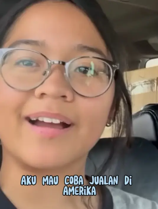 "Halo semuanya, oke hari ini sekarang aku mau coba jualan di Amerika," kata Cinta Kuya. [Foto: Instagram/king_uyakuya]