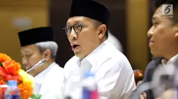 Menteri Agama Lukman Hakim Saifuddin saat rapat dengan Komisi VIII DPR di Jakarta, Senin (12/3). Kenaikan biaya haji dikarenakan kebijakan pengenaan Pajak Pertambahan Nilai (PPN) dari Pemerintah Arab Saudi sebesar 5 persen. (Liputan6.com/JohanTallo)