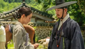 Gaya Hanbok Nana Memerankan Karakter Hui Yeon di The Scandal