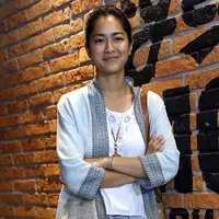 "Gimana caranya memerankan sosok Iva yang sebenarnya umur dia nggak sesuai sama badannya. Kalau kita ke hutan-hitan kan masih banyak yang bilang jangan foto saya. Tapi kenapa, dan di sini jawabannya," ucapnya. (Nurwahyunan/Bintang.com)