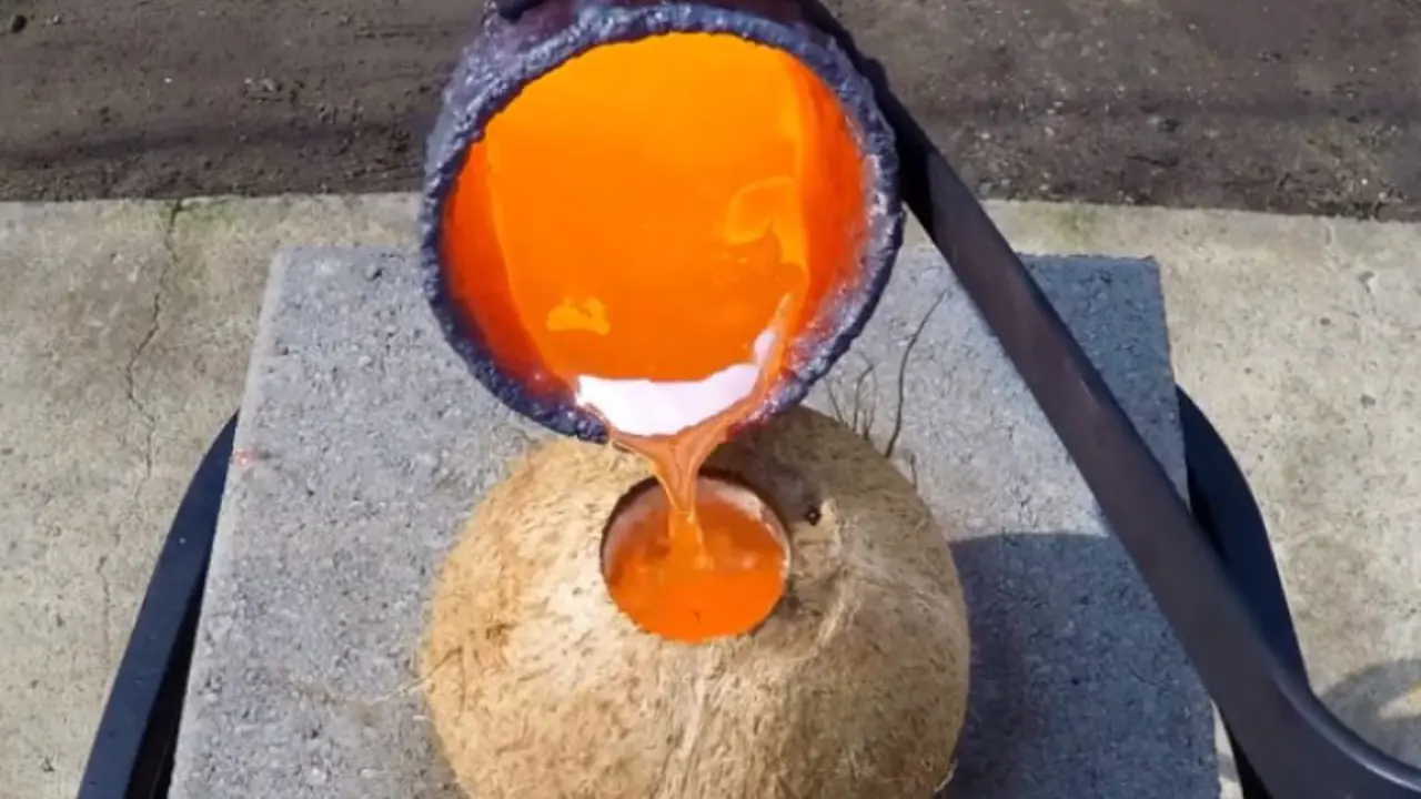 Tuang Logam Panas ke Dalam Kelapa, Ini yang Terjadi