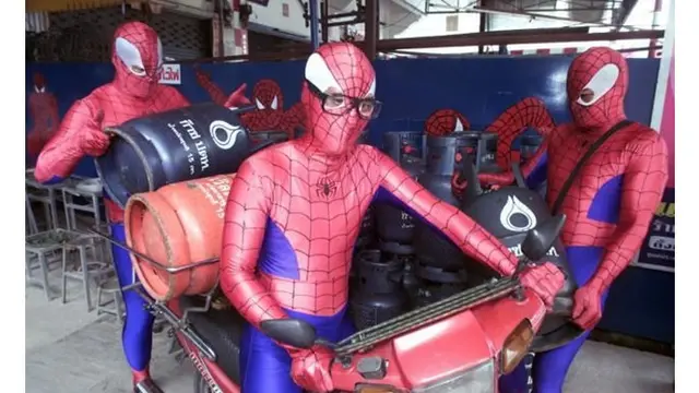 6 Potret Pedagang Cosplay saat Jualan Ini Kocak