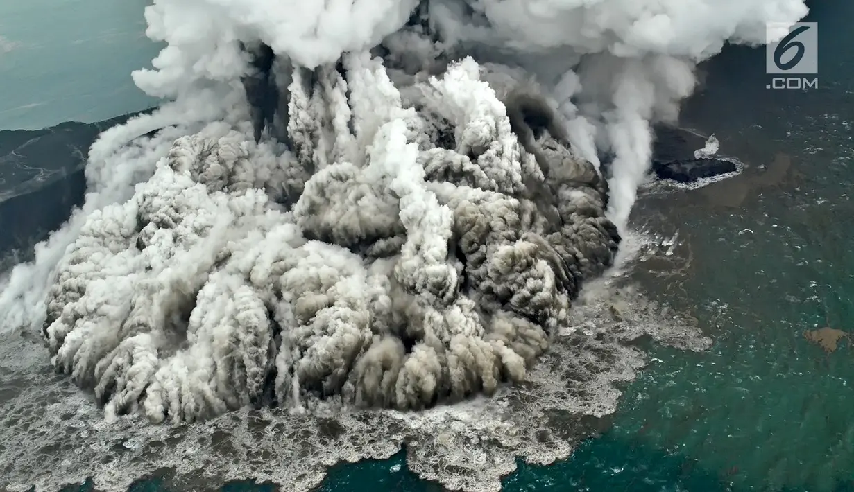 Aktivitas Gunung Anak Krakatau dari udara yang terus mengalami erupsi, Minggu (23/12). Dari ketinggian Gunung Anak Krakatau terus mengalami erupsi dengan mengeluarkan kolom abu tebal. (Liputan6.com/Pool/Susi Air)