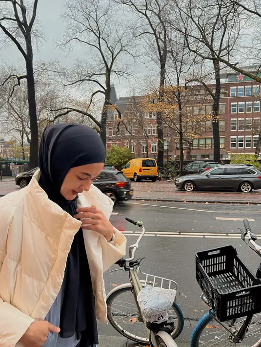 <p>Meeski kedua anaknya tidak ikut serta, Paula Verhoeven masih bisa menunjukkan senumannya di kamera. (Foto: Instagram/ paula_verhoeven)</p>