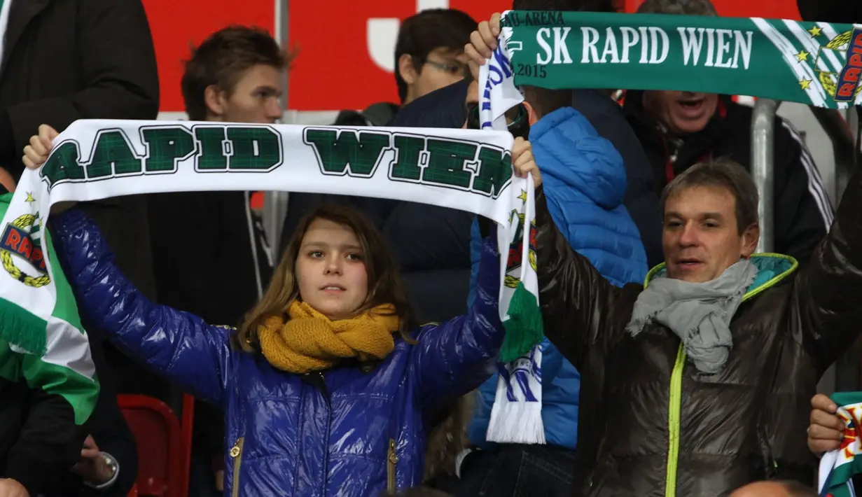 Seorang suporter cantik membentangkan syal kebanggaan saat partai Rapid Vienna melawan Viktoria Plzen digelar di Stadion Ernst Happel, Wina, Austria, Jumat (23/10/2015) dini hari WIB. (Bola.com/Reza Khomaini)