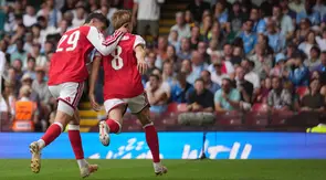 Pemain Arsenal Martin Odegaard (kanan) merayakan gol ketiga timnya bersama rekannya Kai Havertz dalam laga final FA Community Shield antara Arsenal vs Manchester City di Cardiff, Wales, Minggu, 16 Agustus 2026. (AP Photo/Alastair Grant)