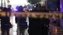 Polisi Turki mengamankan lokasi ledakan sebuah bom mobil yang terjadi di luar sebuah pengadilan di kota Izmir, wilayah barat Turki, Kamis (5/1). Dua penyerang dikabarkan tewas dalam baku tembak dengan pasukan keamanan. (AFP PHOTO/Emre TAZEGUL)