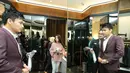 "Jadi memang size bajunya dia sudah hafal kali ya, cuma lebih penyesuaian saja. Jadi sampai sekarang fittingnya sudah banyak, dan sekarang ini benar-benar fitting terakhir untuk di wedding nanti," jelas Fendy. (Adrian Putra/Bintang.com)