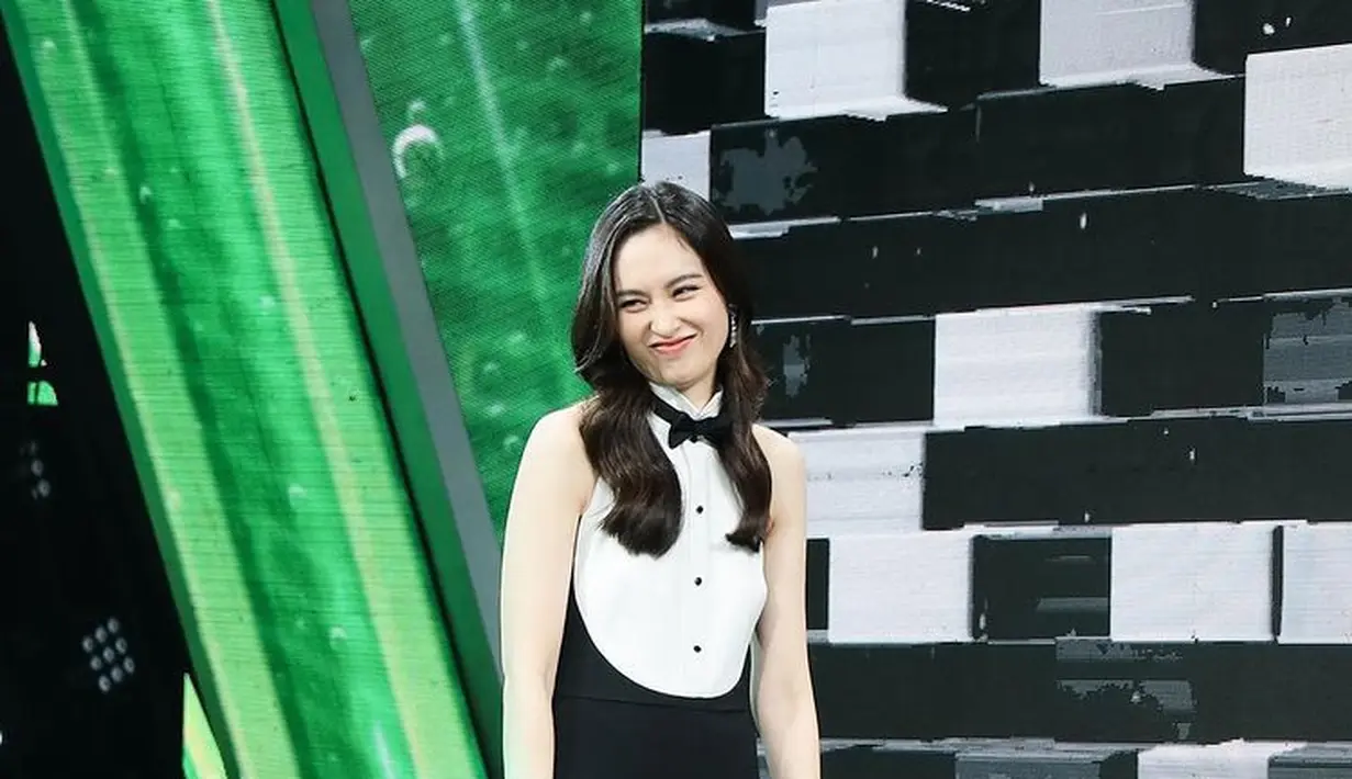 Nong Poy juga gemar berpakaian monokrom hitam dan putih. Seperti gaya yang merangkul kemeja putih tanpa lengan dengan dasi kupu-kupu yang maskulin yang dibuat tampilan feminin.