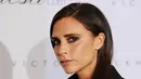 Selebriti dunia yang paling terkenal dengan karakternya yang jarang tersenyum adalah Victoria Beckham. Setelah masuk dalam dunia fashion, mantan personel Spice Girl itu selalu menciptakan sosok wajah yang dingin dan kaku. (AFP Photo)